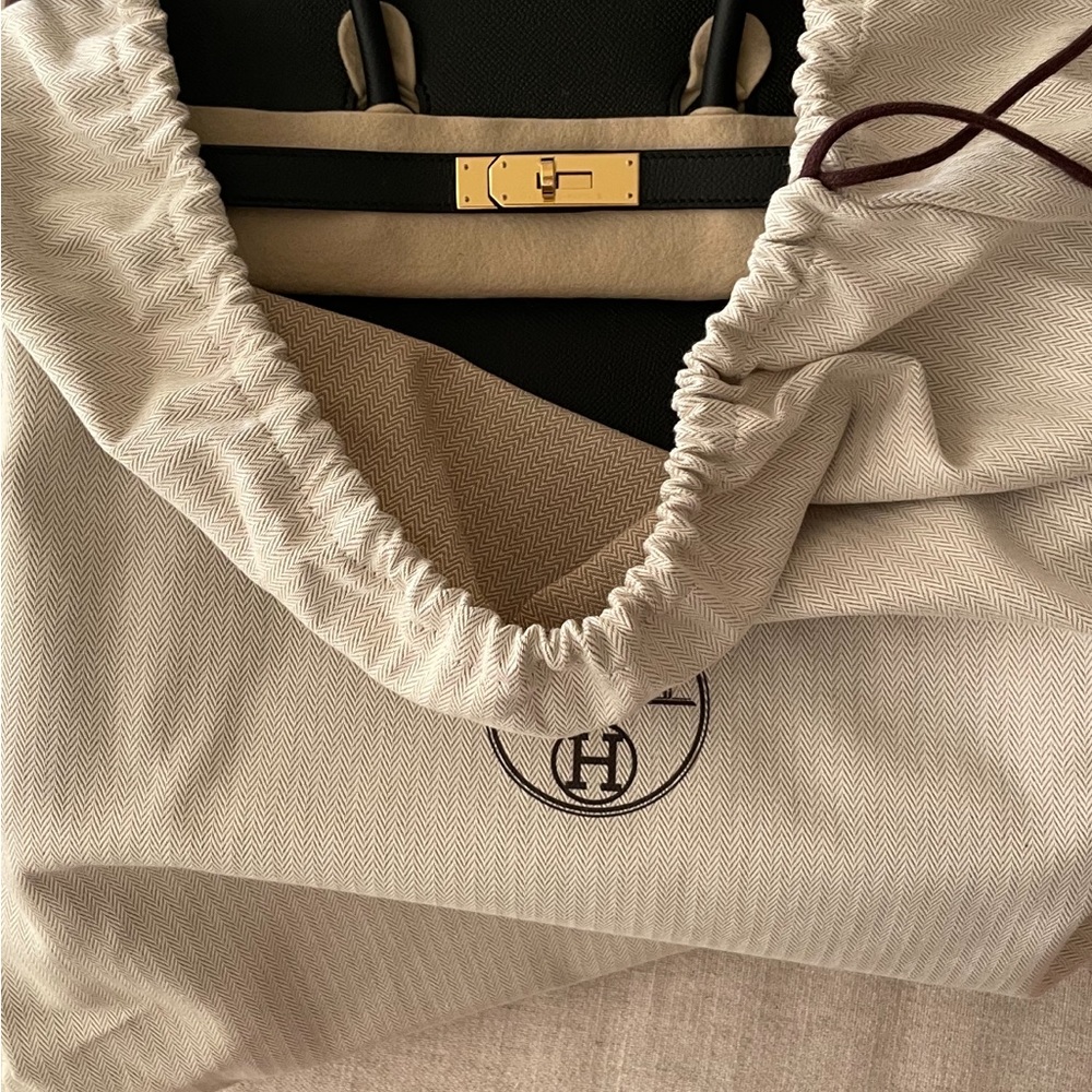 HANDBAG BIRKIN 35 ROSE POURPRE GOLD PLAT.
HW 89 NOIR